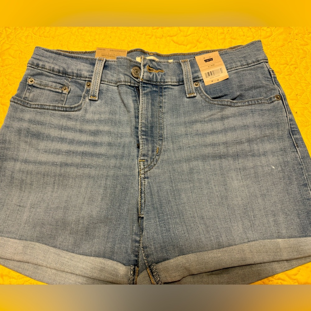 NWT Levi Mid Rise shorts! Look at pictures